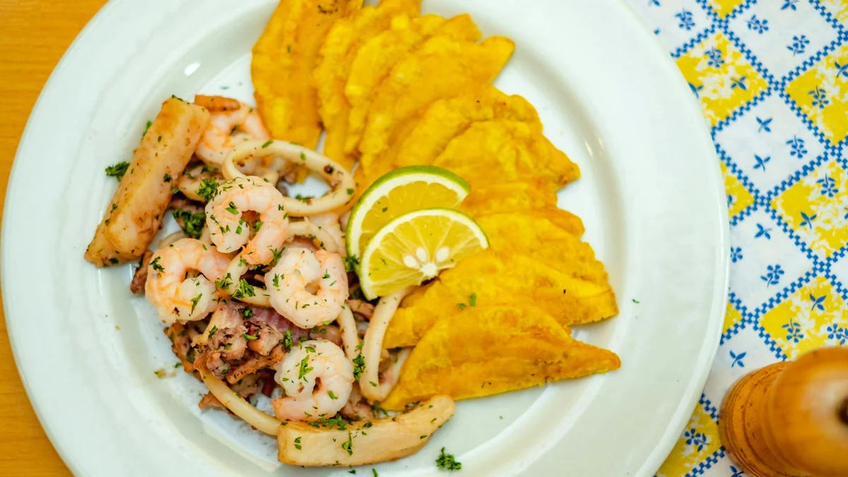 Pescado entero a la plancha con mofongo de plátano verde y limón en chiringuito